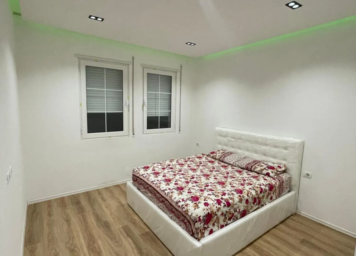 Guest House White Crown Kamez 0*,  Albania